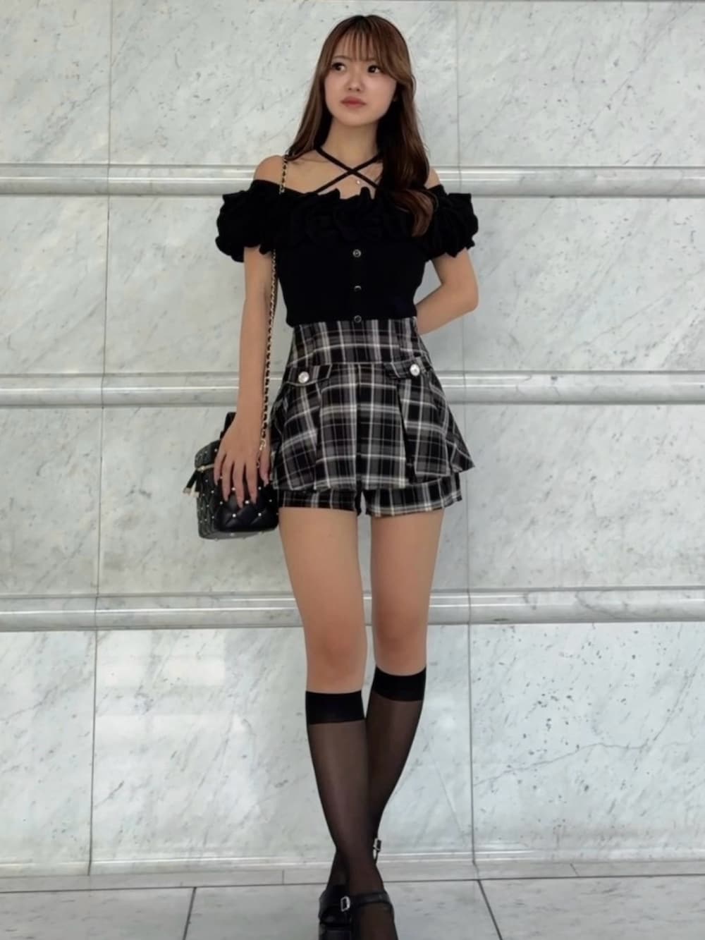ブラック系のニット/セーター、その他のその他パンツを着用したレディースの夏コーディネートの2枚目の写真