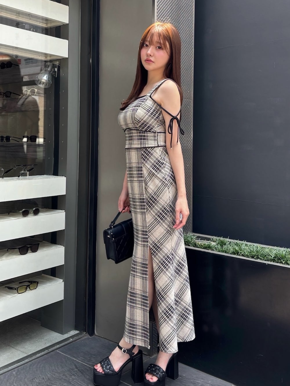 その他のワンピース、ブラック系のショルダーバッグを着用したレディースの夏コーディネートの3枚目の写真