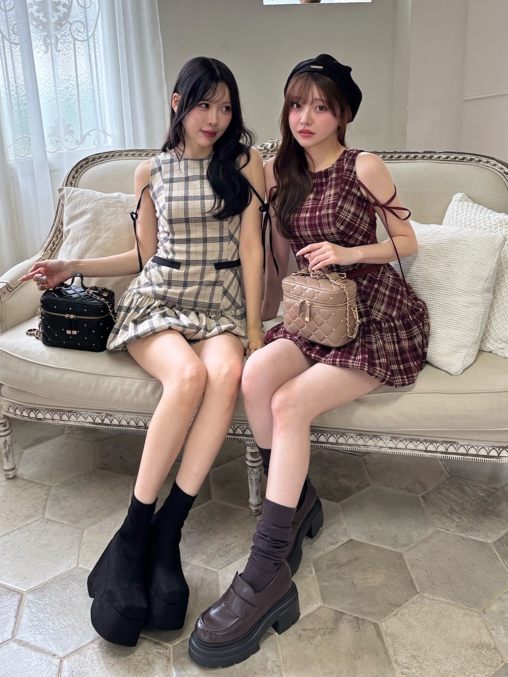 ベージュ系のワンピース、ブラック系のブーツ、ブラウン系のローファーを着用したレディースの夏コーディネートの3枚目の写真