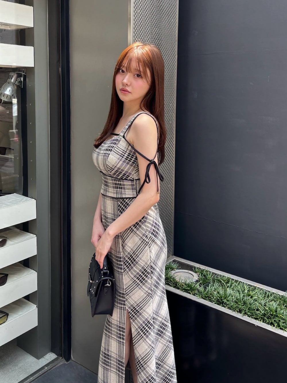 その他のワンピース、ブラック系のショルダーバッグを着用したレディースの夏コーディネートの4枚目の写真