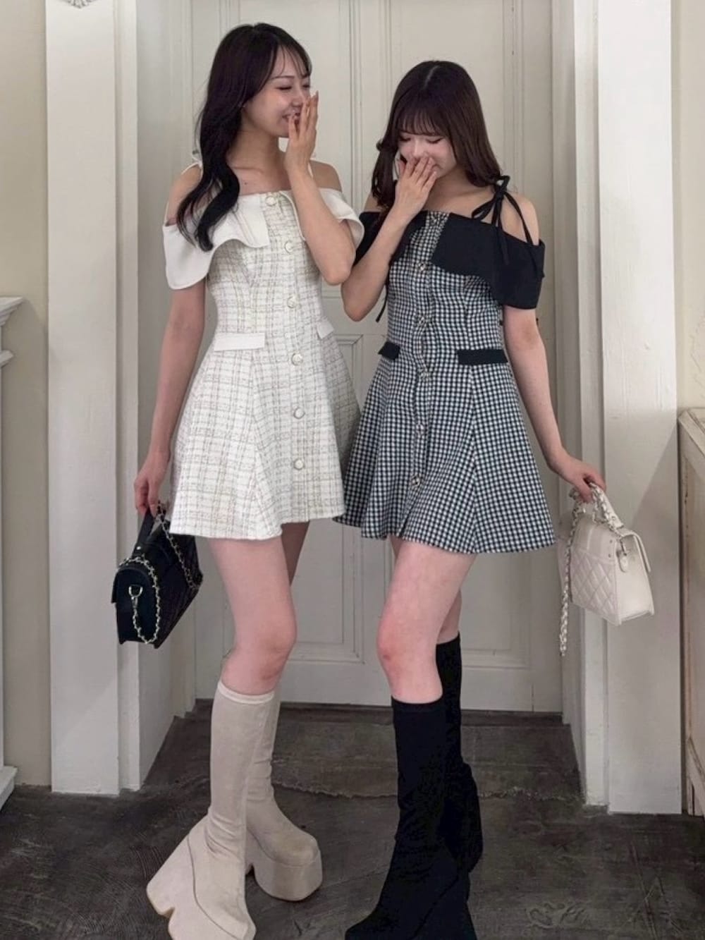 ホワイト系のワンピース、ブラック系のブーツを着用したレディースの夏コーディネートの2枚目の写真