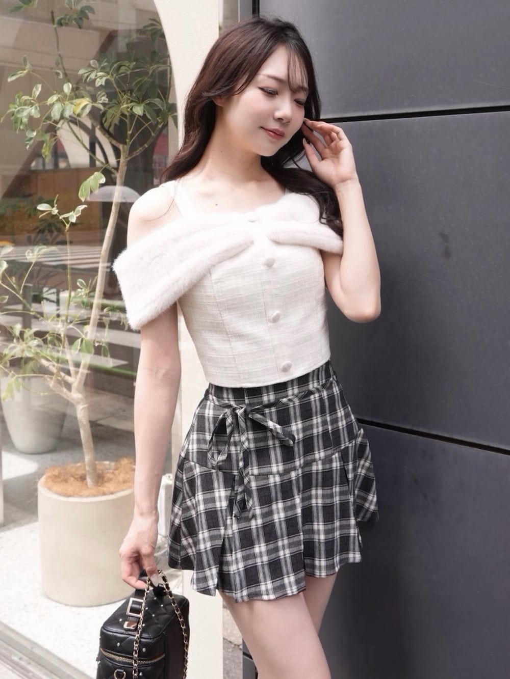 ホワイト系のTシャツ/カットソー、その他のスカートを着用したレディースの夏コーディネートの3枚目の写真