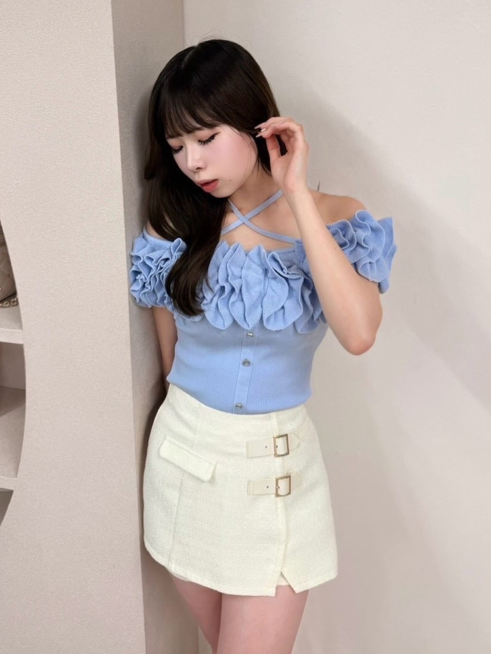 ブルー系のニット/セーター、ホワイト系のその他パンツを着用したレディースの夏コーディネートの2枚目の写真