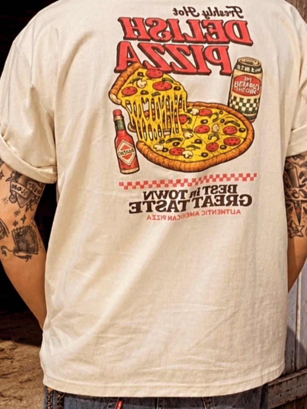 ベージュ系のTシャツ/カットソー、ブルー系のデニムパンツ、その他のスリッポンを着用したメンズの夏コーディネートの2枚目の写真