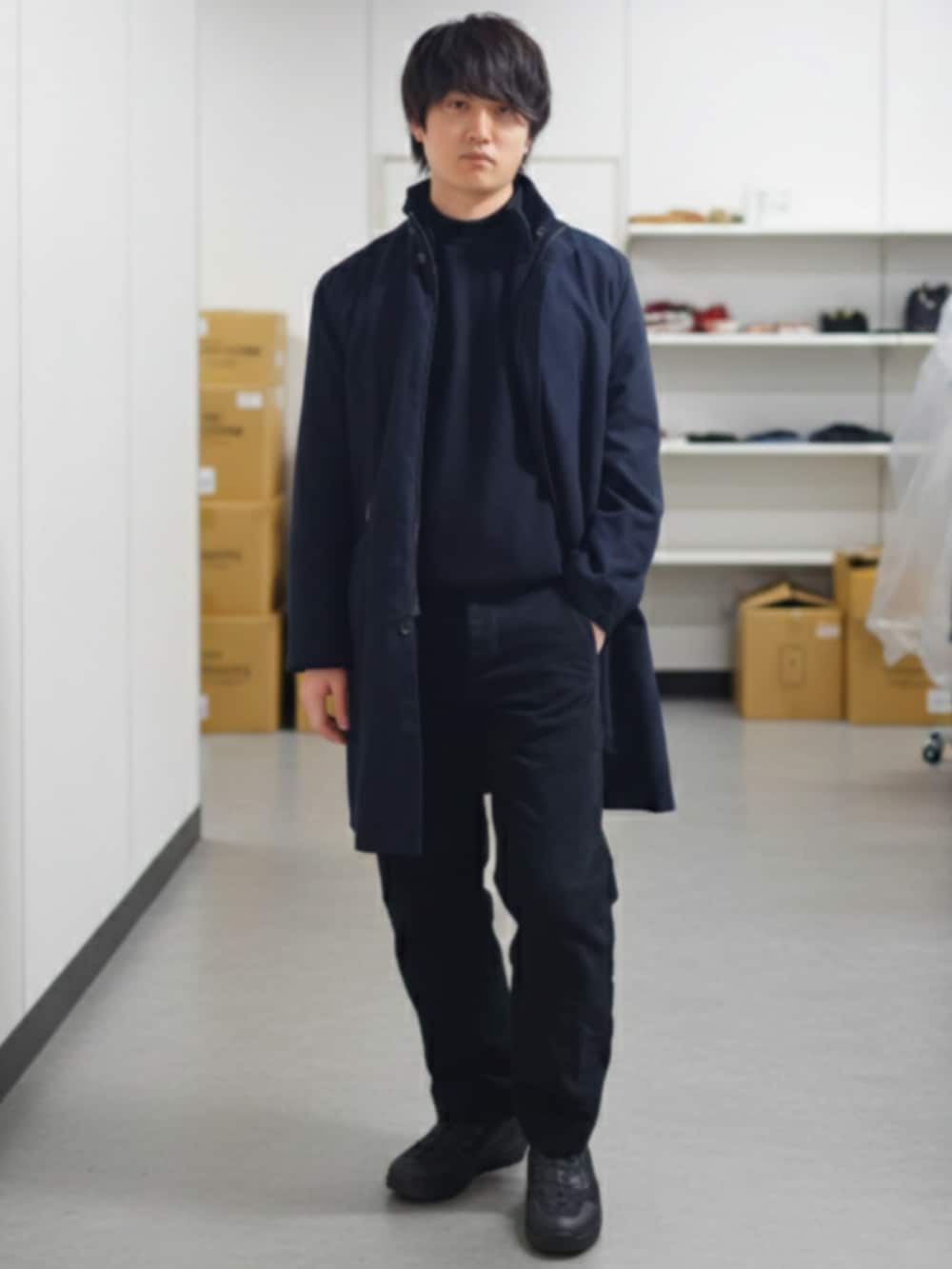 ブラック系のブルゾン、ブラック系のニット/セーター、ブラック系のその他パンツを着用したメンズの冬コーディネートの2枚目の写真