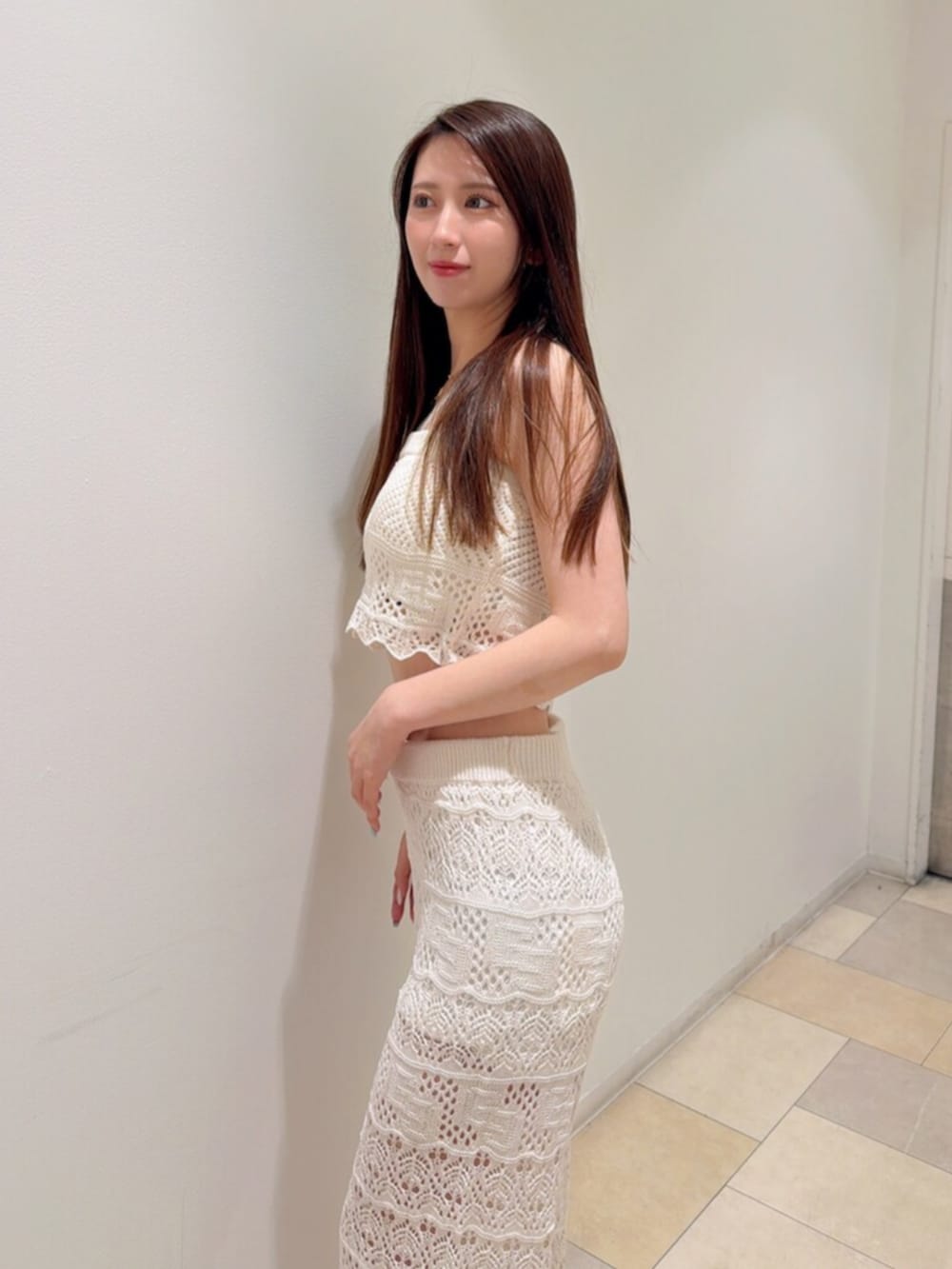 ホワイト系のその他パンツ、ホワイト系のキャミソール、ホワイト系のサンダルを着用したレディースの夏コーディネートの5枚目の写真
