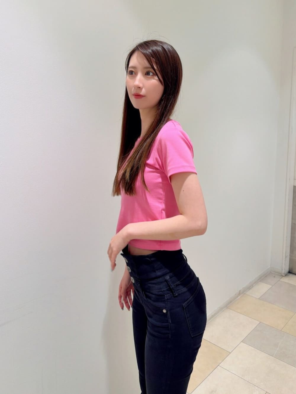 ブラック系のサンダル、ブラック系のデニムパンツ、ピンク系のTシャツ/カットソーを着用したレディースの夏コーディネートの5枚目の写真