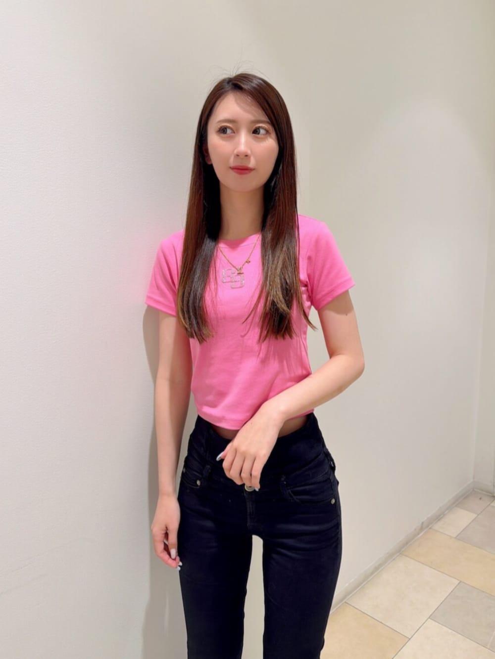 ブラック系のサンダル、ブラック系のデニムパンツ、ピンク系のTシャツ/カットソーを着用したレディースの夏コーディネートの4枚目の写真