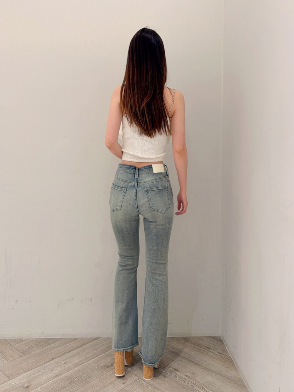 ホワイト系のサンダル、ブルー系のデニムパンツ、ホワイト系のシャツ/ブラウスを着用したレディースの夏コーディネートの3枚目の写真