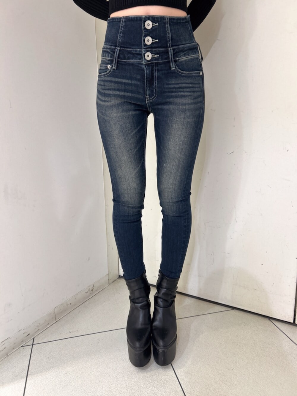 ブラック系のニット/セーター、ブラック系のバックパック/リュック、ブルー系のデニムパンツを着用したレディースの冬コーディネートの8枚目の写真