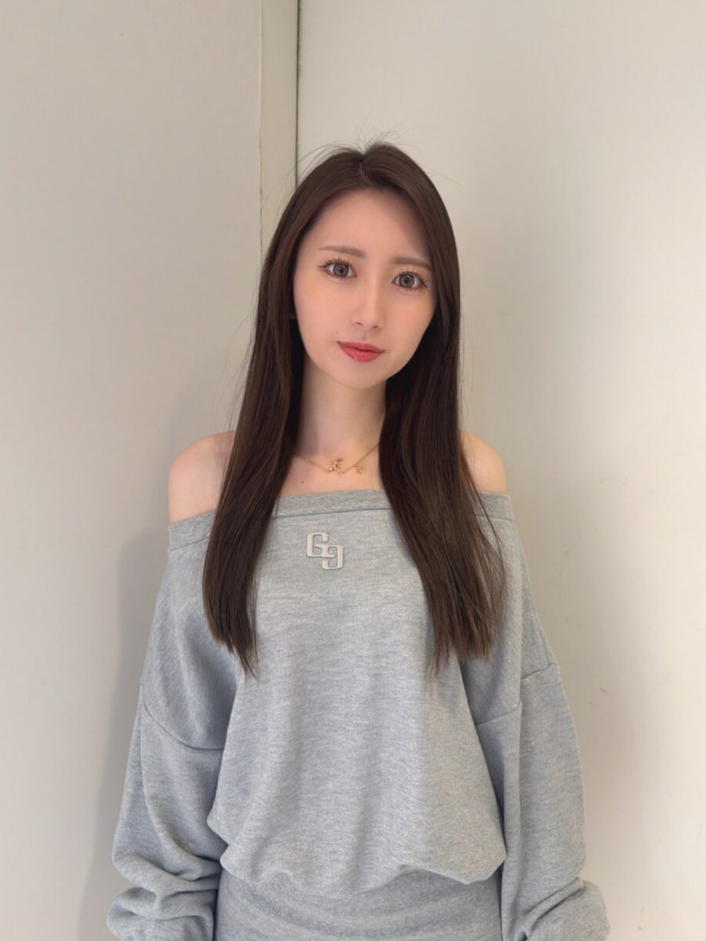 ブラック系のブーツ、グレー系のワンピースを着用したレディースの秋コーディネートの4枚目の写真