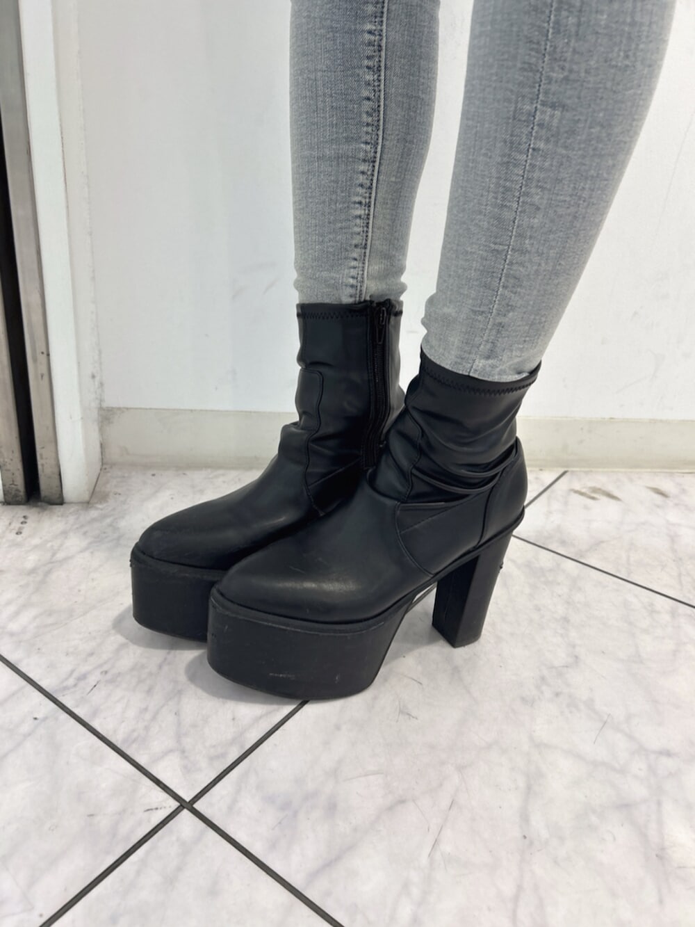 ブルー系のデニムパンツ、ピンク系のニット/セーター、ブラック系のブーツを着用したレディースの冬コーディネートの9枚目の写真