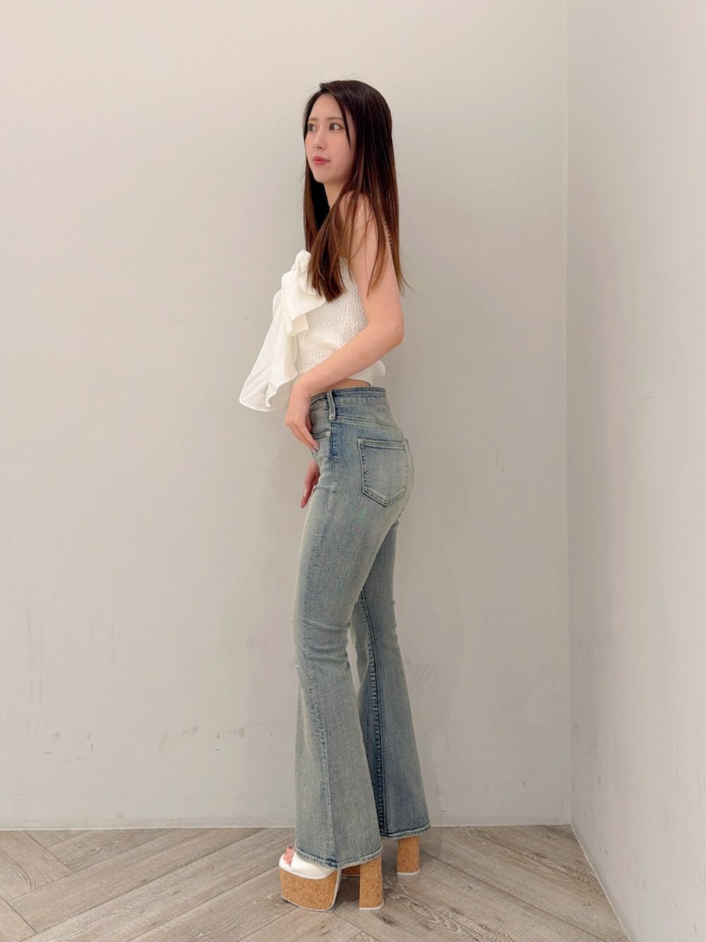 ホワイト系のサンダル、ブルー系のデニムパンツ、ホワイト系のシャツ/ブラウスを着用したレディースの夏コーディネートの2枚目の写真
