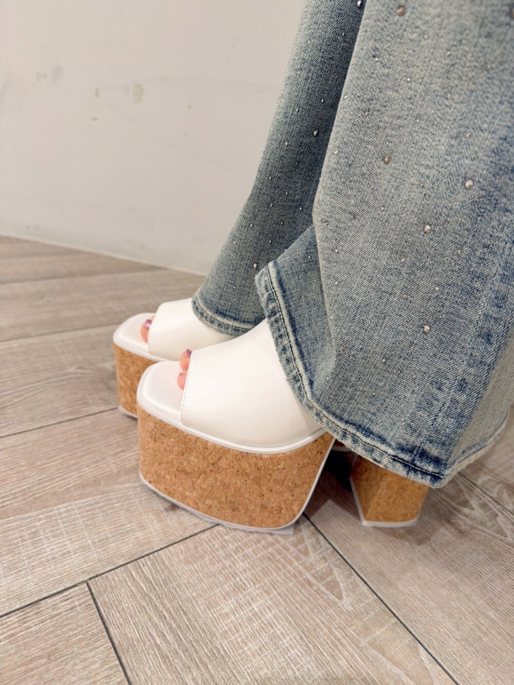 ホワイト系のサンダル、ブルー系のデニムパンツ、ホワイト系のシャツ/ブラウスを着用したレディースの夏コーディネートの9枚目の写真