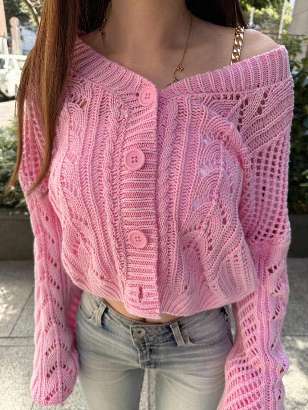 ブルー系のデニムパンツ、ホワイト系のサンダル、ピンク系のニット/セーターを着用したレディースの春コーディネートの7枚目の写真