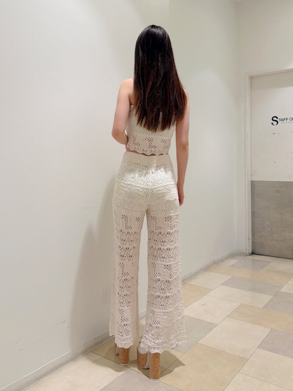 ホワイト系のその他パンツ、ホワイト系のキャミソール、ホワイト系のサンダルを着用したレディースの夏コーディネートの3枚目の写真