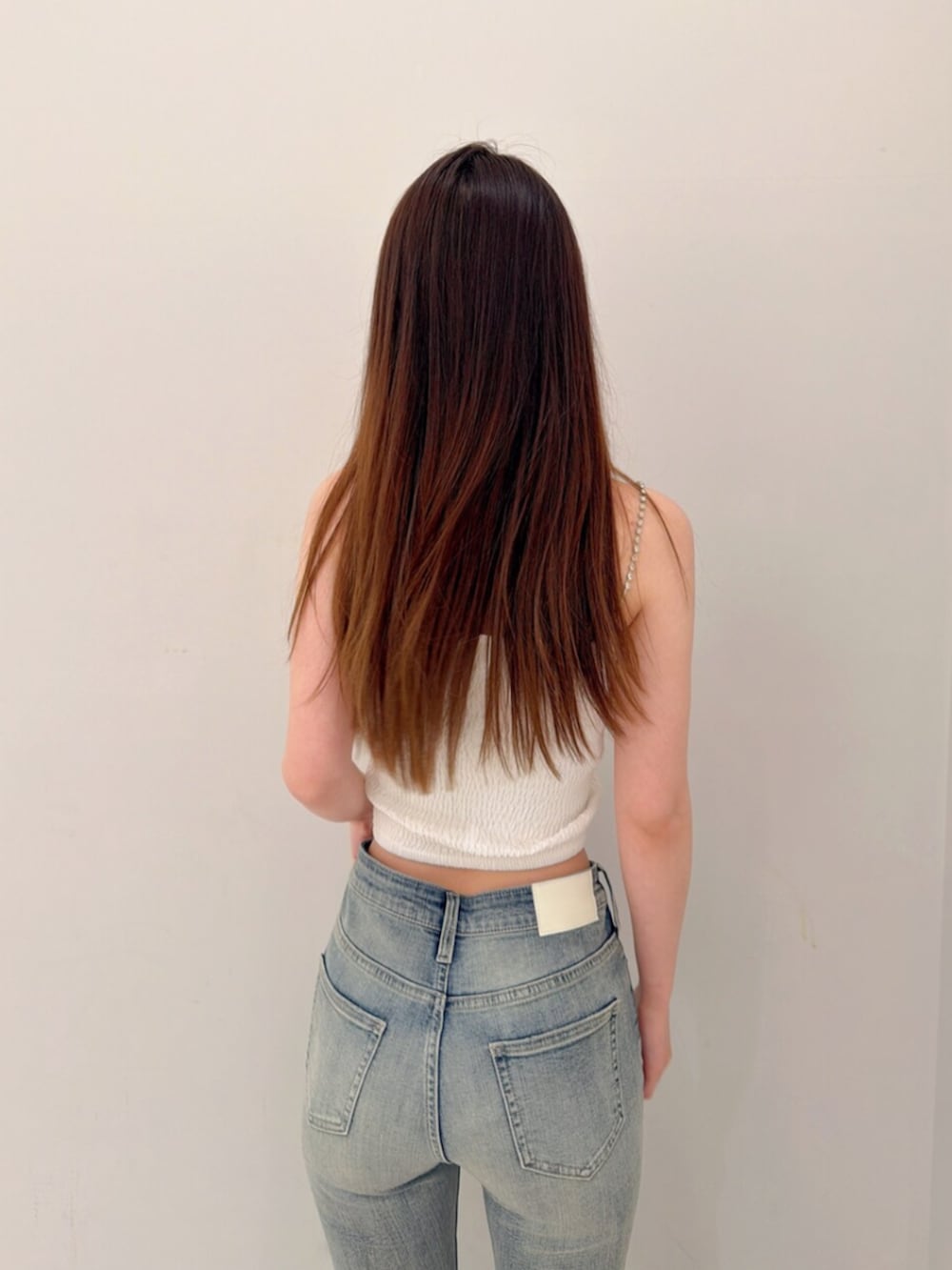 ホワイト系のサンダル、ブルー系のデニムパンツ、ホワイト系のシャツ/ブラウスを着用したレディースの夏コーディネートの6枚目の写真