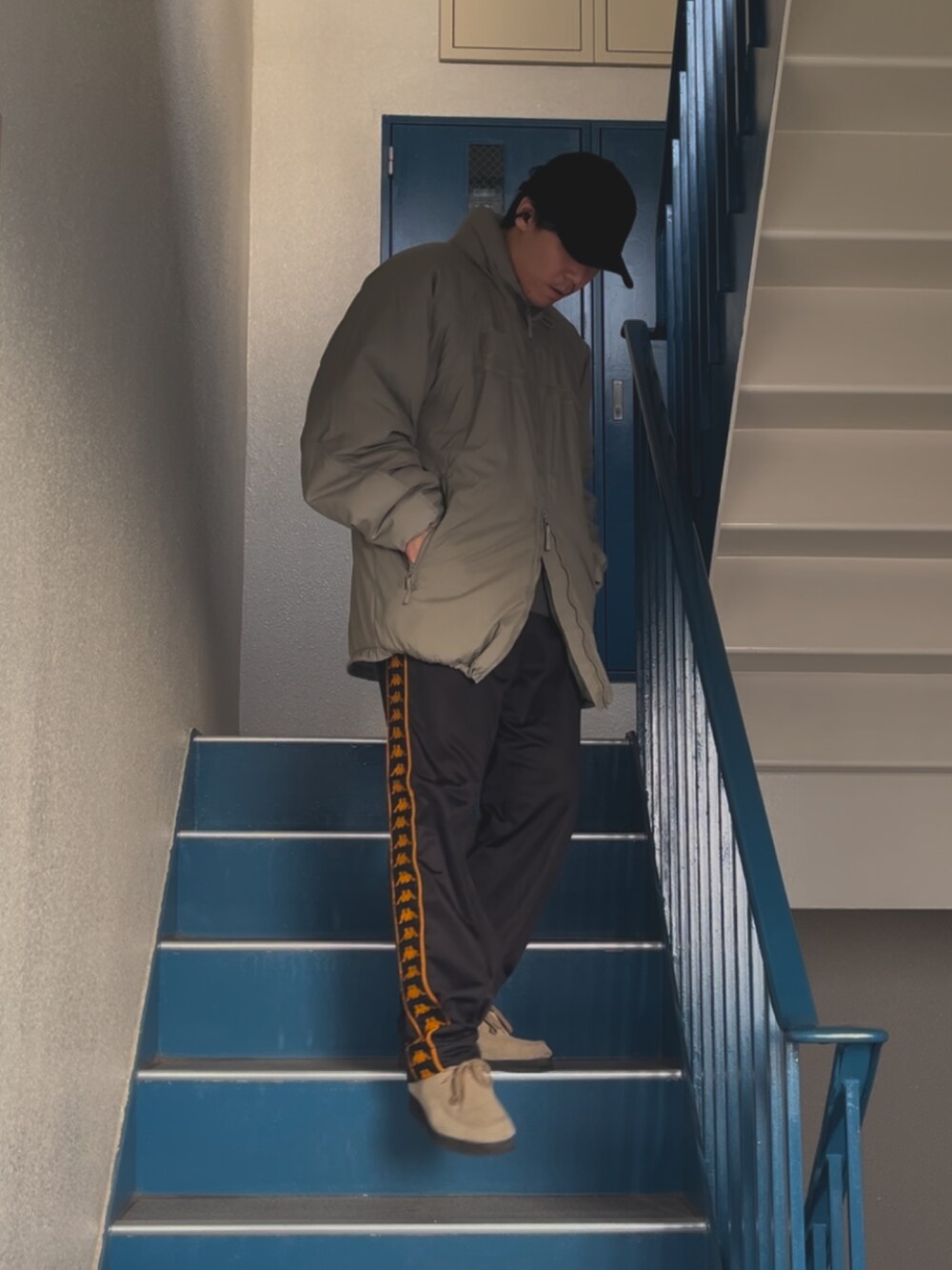 シルバー系のダウンジャケット/コート、ブラック系のその他パンツ、ベージュ系のその他シューズを着用したメンズの冬コーディネートの2枚目の写真