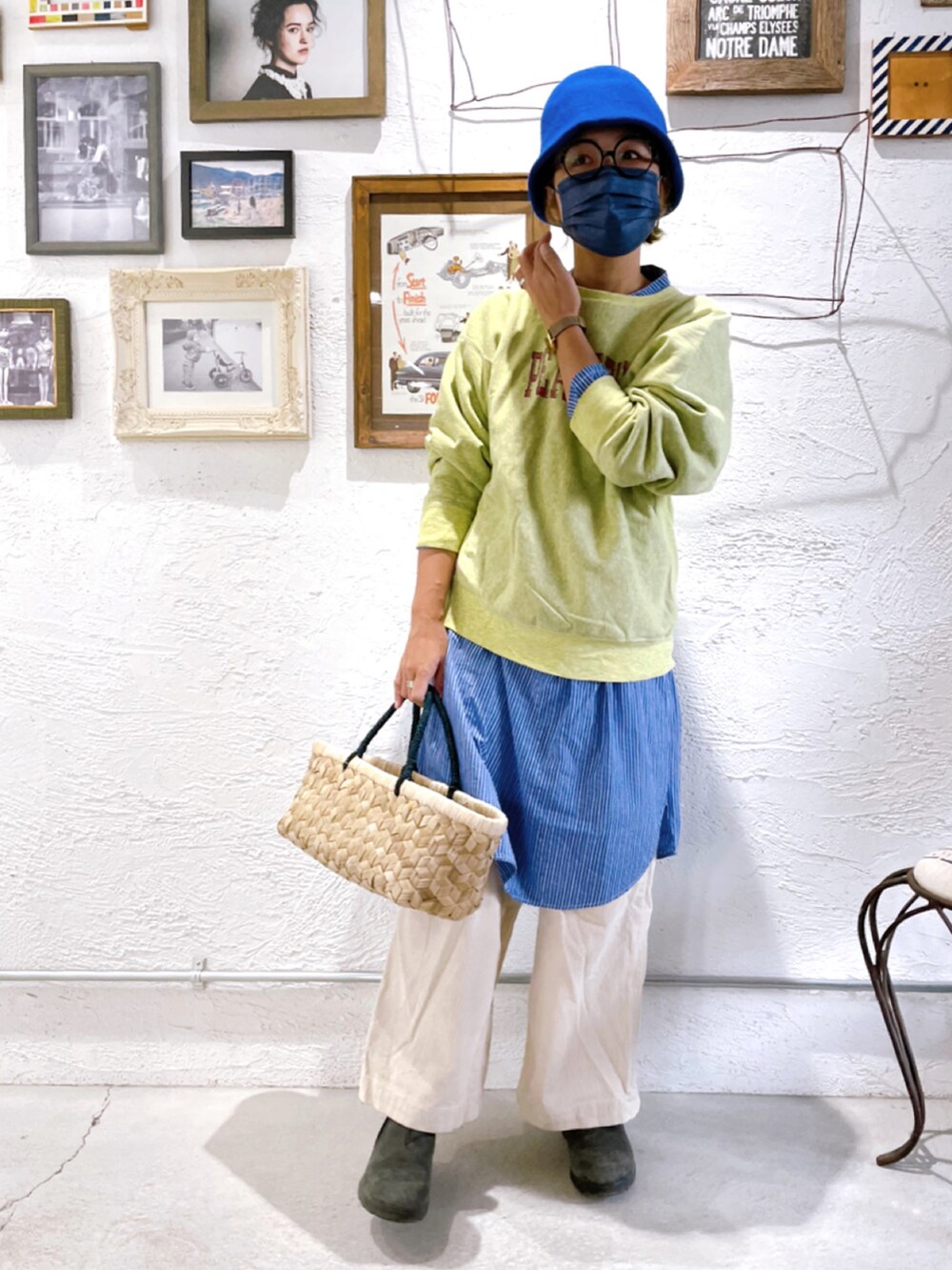 イエロー系のスウェット、ブルー系のシャツ/ブラウス、ホワイト系のパンツを着用したレディースの秋コーディネートの2枚目の写真