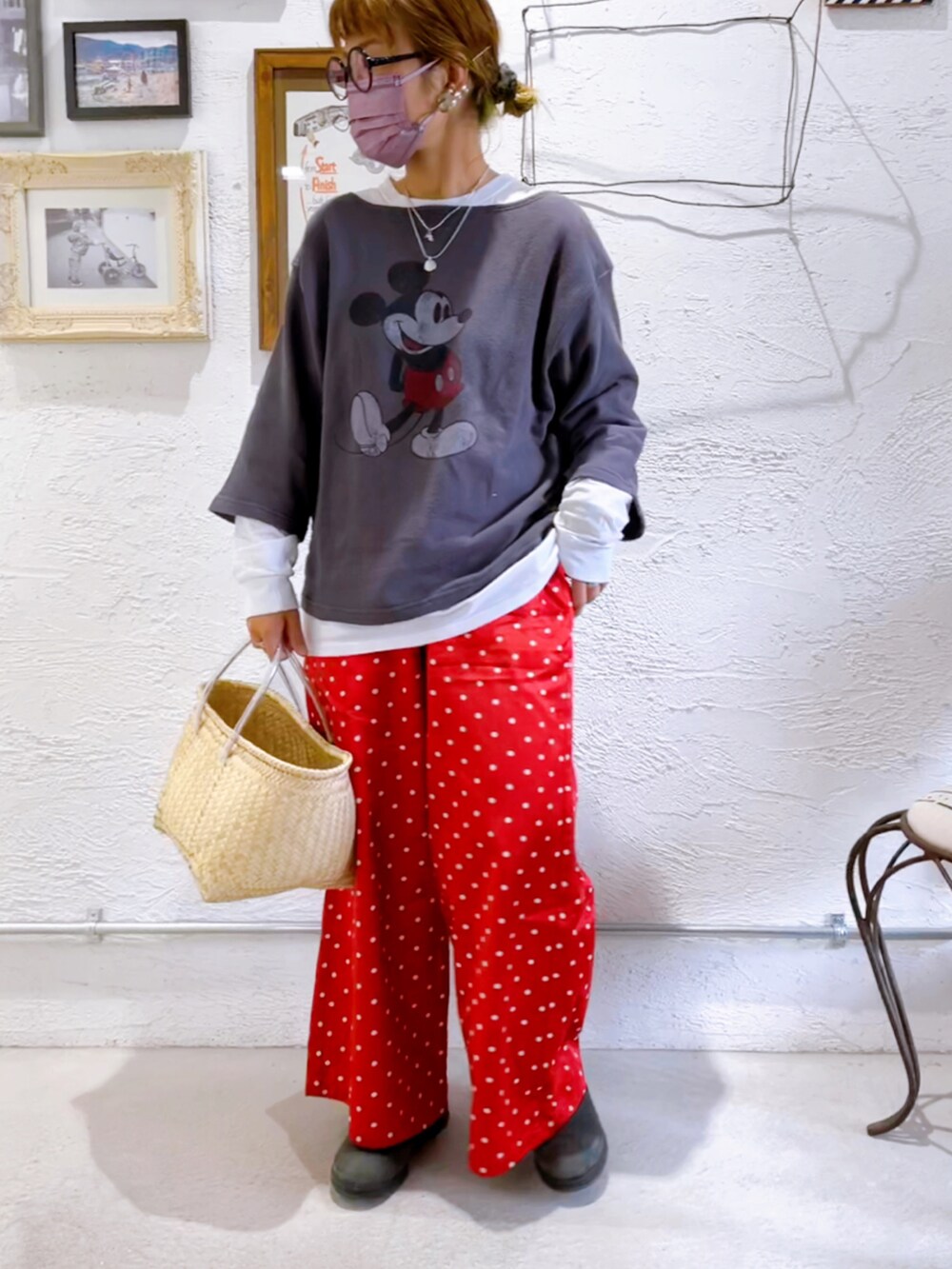 レッド系のパンツ、グレー系のスウェット、グレー系のブーツを着用したレディースの秋コーディネートの2枚目の写真