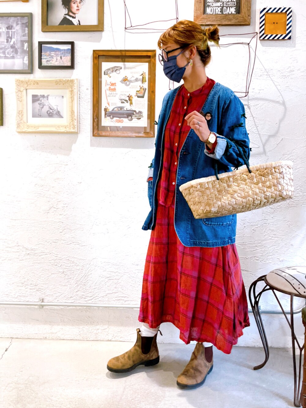 ピンク系のシャツ/ブラウス、ピンク系のスカート、ブラウン系のブーツを着用したレディースの秋コーディネートの2枚目の写真