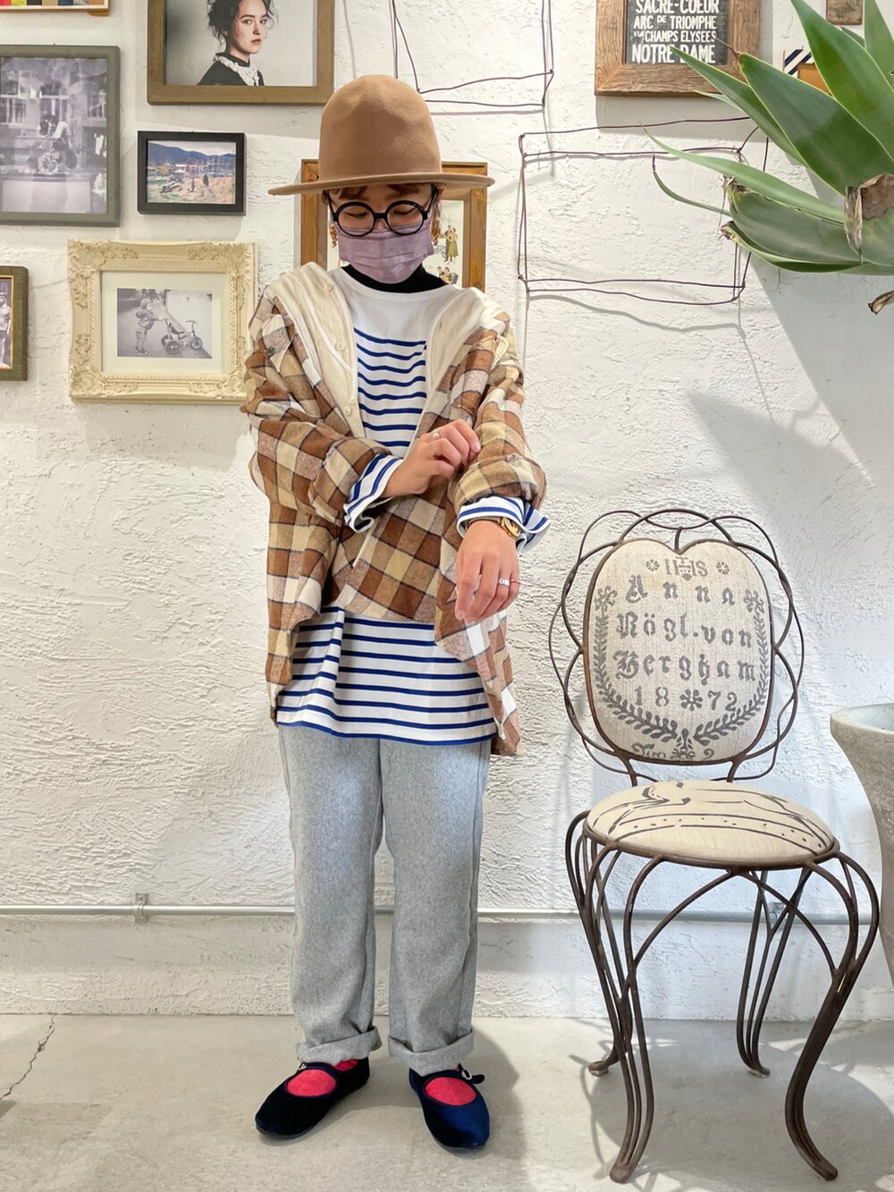 グレー系のパンツ、ブルー系のシューズ、ブラウン系のジャケット/アウターを着用したレディースの秋コーディネートの2枚目の写真