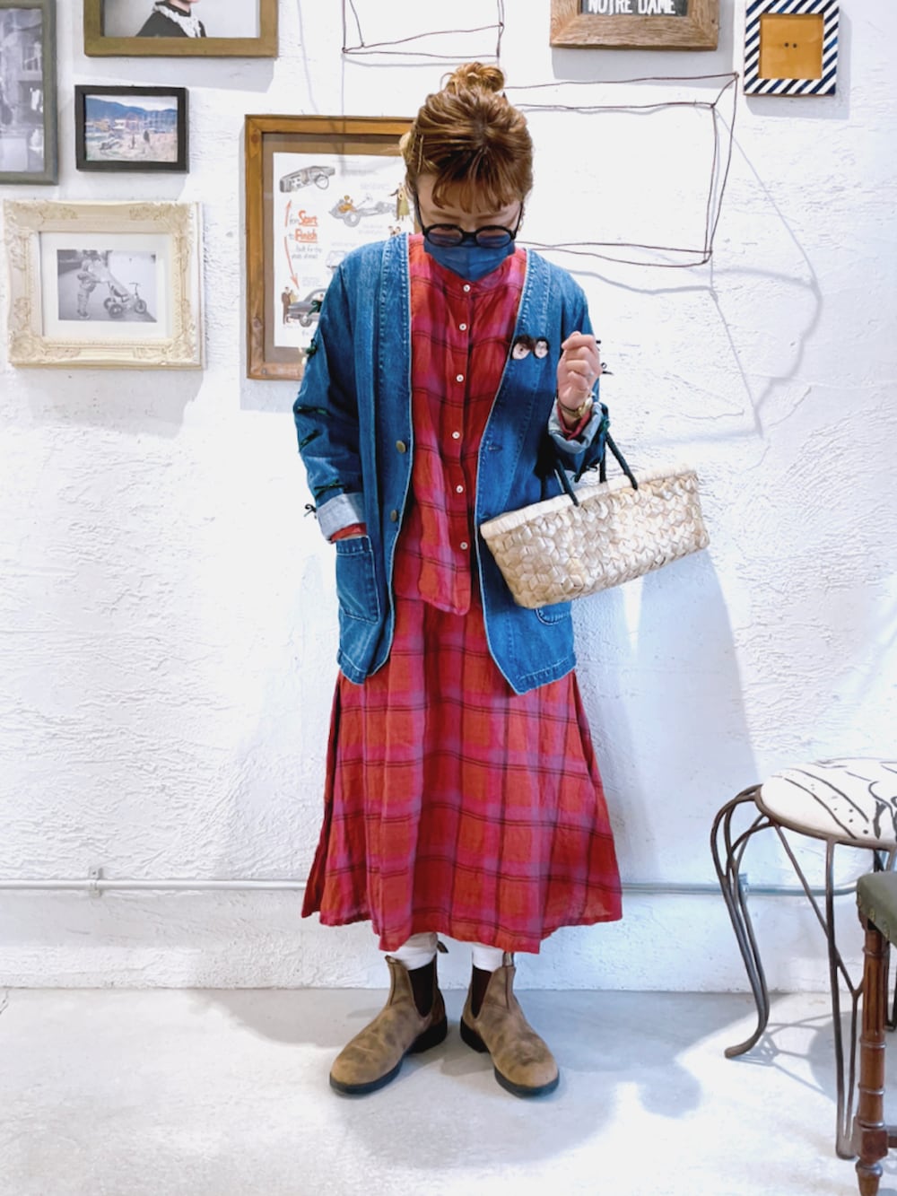 ピンク系のシャツ/ブラウス、ピンク系のスカート、ブラウン系のブーツを着用したレディースの秋コーディネートの3枚目の写真