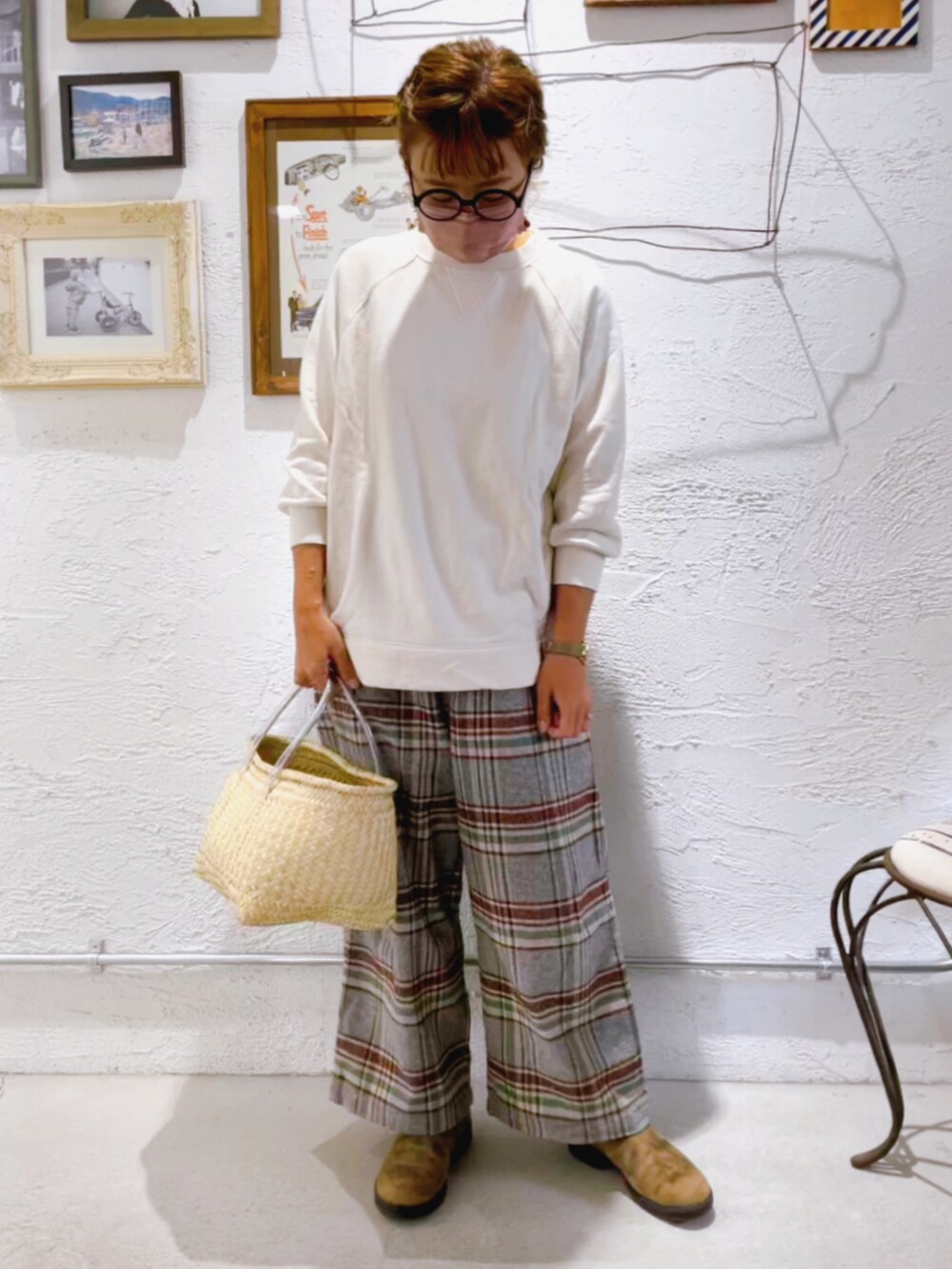 ブラウン系のブーツ、その他のパンツ、ホワイト系のスウェットを着用したレディースの秋コーディネートの2枚目の写真