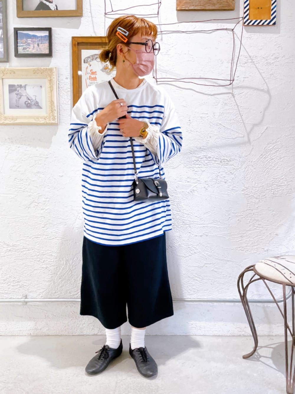 ブラック系のパンツ、ブラック系のシューズ、ホワイト系のトップスを着用したレディースの秋コーディネートの2枚目の写真