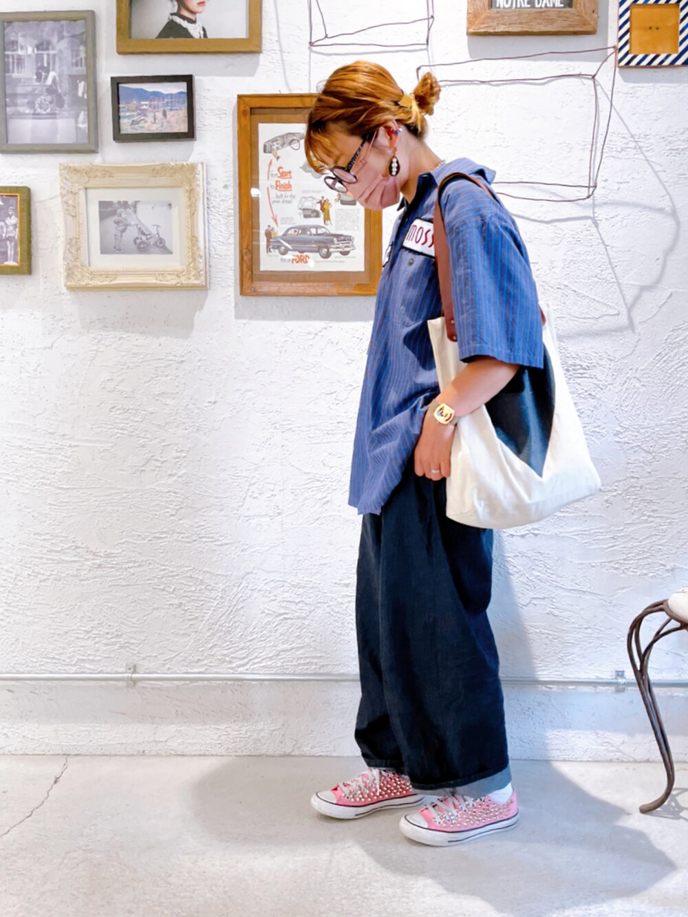 ブルー系のシャツ/ブラウス、ブルー系のパンツ、ピンク系のスニーカーを着用したレディースの秋コーディネートの2枚目の写真