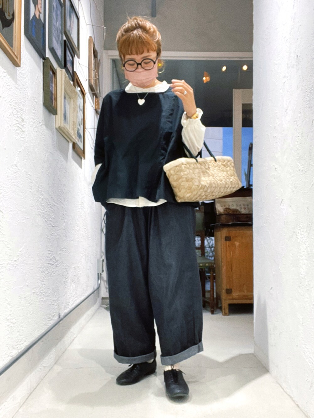 ブラック系のシューズ、ブルー系のパンツ、ブラック系のトップスを着用したレディースの秋コーディネートの2枚目の写真