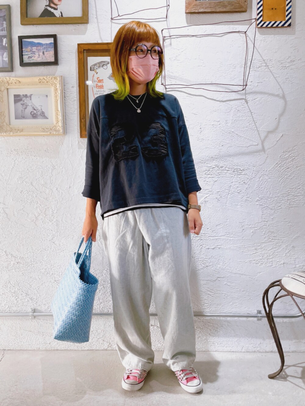 ブラック系のトップス、ホワイト系のパンツ、ピンク系のスニーカーを着用したレディースの秋コーディネートの2枚目の写真