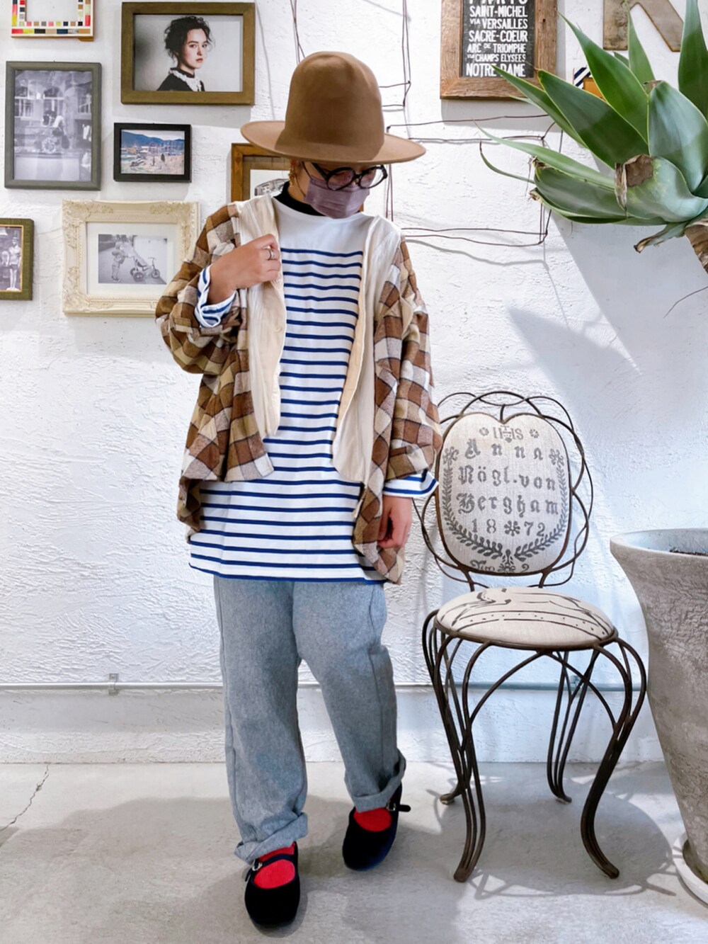 グレー系のパンツ、ブルー系のシューズ、ブラウン系のジャケット/アウターを着用したレディースの秋コーディネートの3枚目の写真