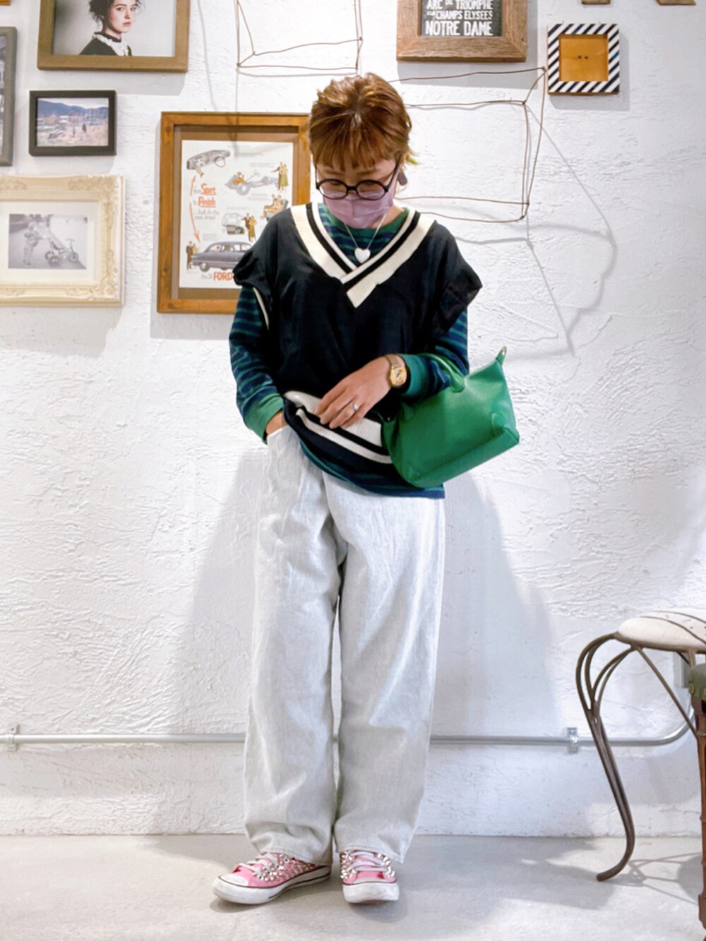 ホワイト系のパンツ、ピンク系のスニーカー、グリーン系のバッグを着用したレディースの秋コーディネートの2枚目の写真