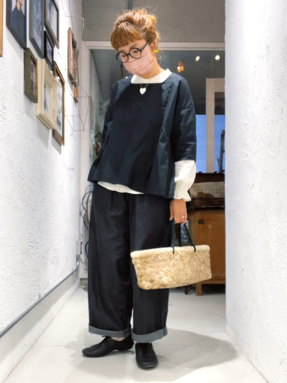 ブラック系のシューズ、ブルー系のパンツ、ブラック系のトップスを着用したレディースの秋コーディネートの3枚目の写真