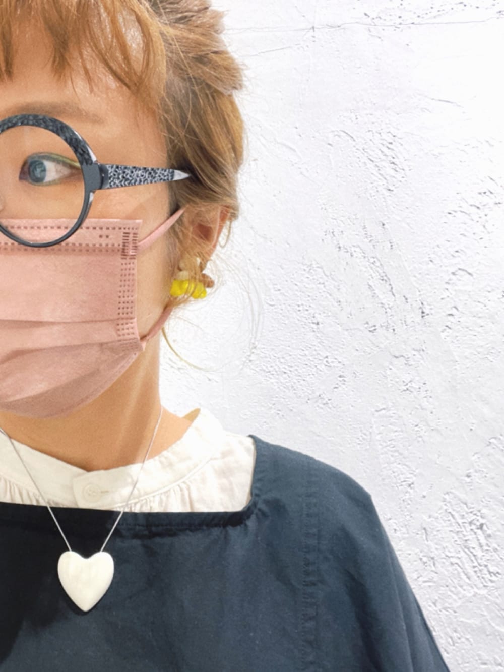 ブラック系のシューズ、ブルー系のパンツ、ブラック系のトップスを着用したレディースの秋コーディネートの4枚目の写真