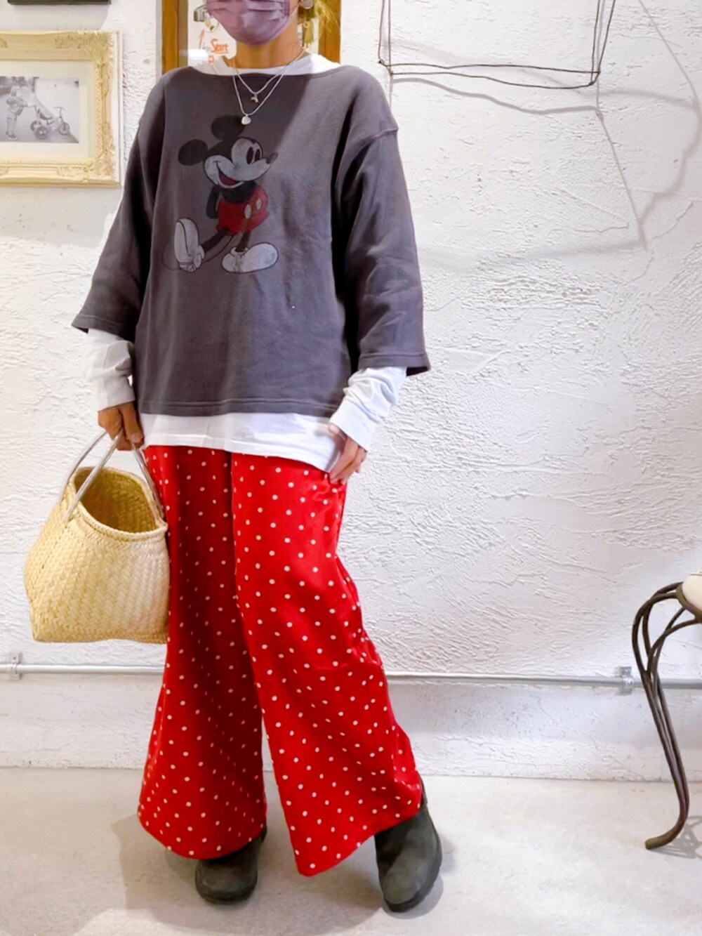 レッド系のパンツ、グレー系のスウェット、グレー系のブーツを着用したレディースの秋コーディネートの3枚目の写真