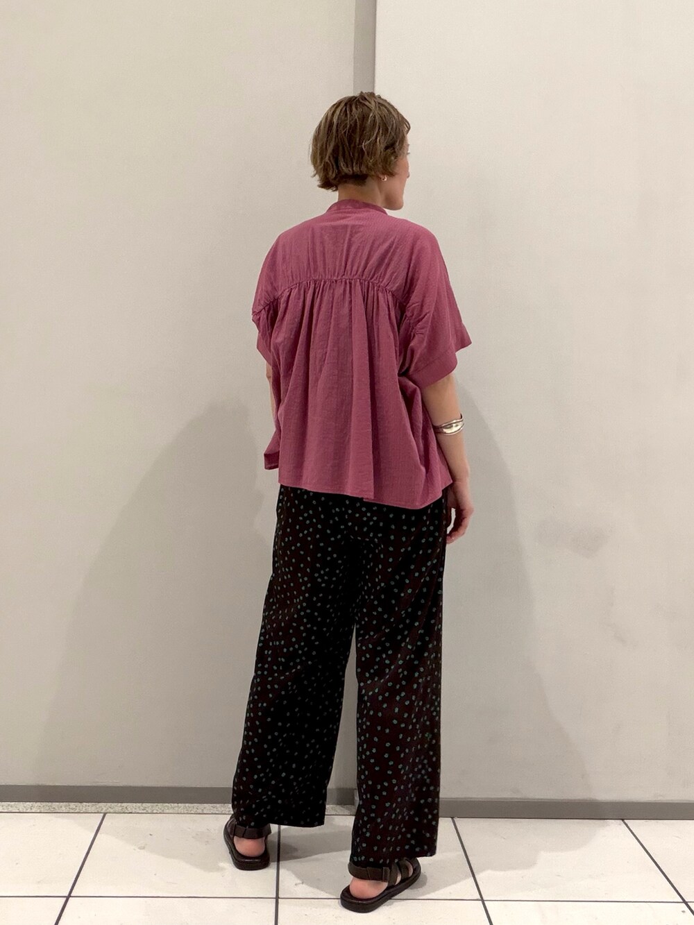 ブラック系のTシャツ/カットソー、ピンク系のシャツ/ブラウス、ブラウン系のその他パンツを着用したレディースの夏コーディネートの2枚目の写真