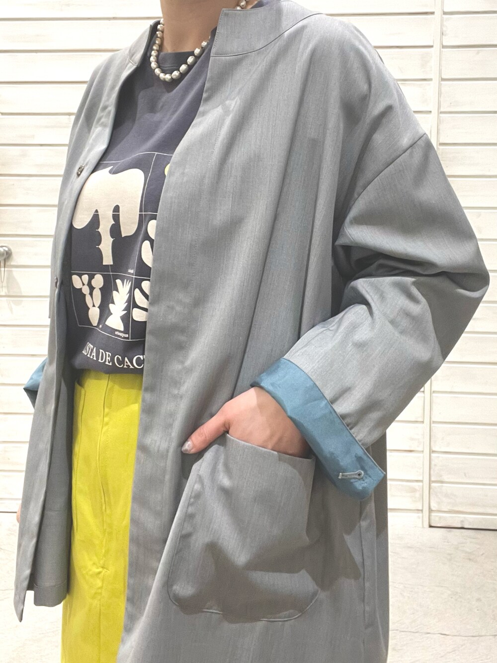 「休日スタイル、シンプルコーデ、春服、グレー、ノーカラー、ライトアウター、ミドル丈、イエロー、タイトスカート、ローファー、オトナカジュアル」｜「FIL DE FERのCACTUSプリント　ロンTEE（Tシャツ/カットソー、グレー系）」を使った、kaji.さん（レディース・163cm）の冬コーディネートの2枚目の写真