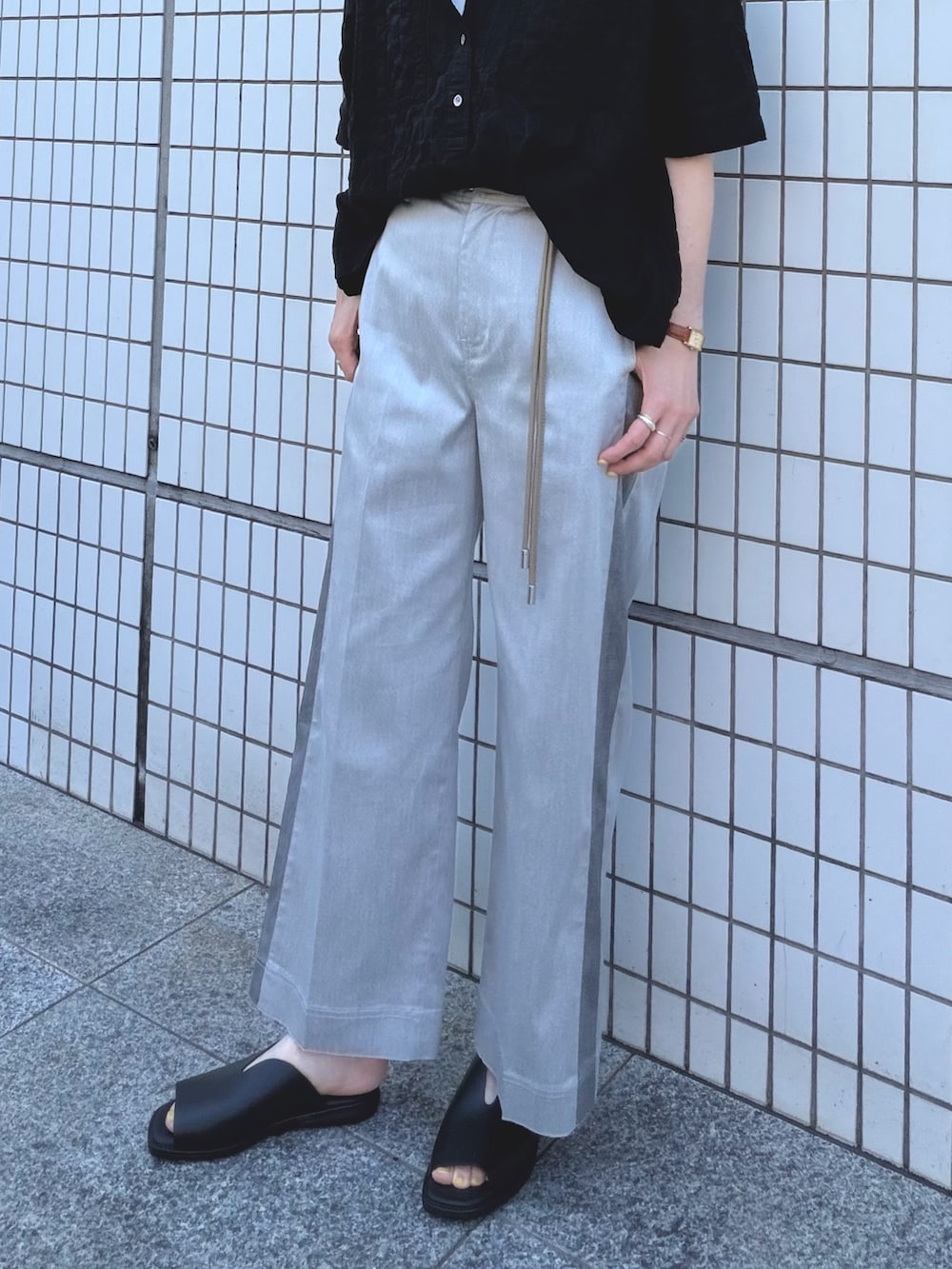ホワイト系のその他パンツ、ブラック系のシャツ/ブラウス、ホワイト系のタンクトップを着用したレディースの夏コーディネートの2枚目の写真