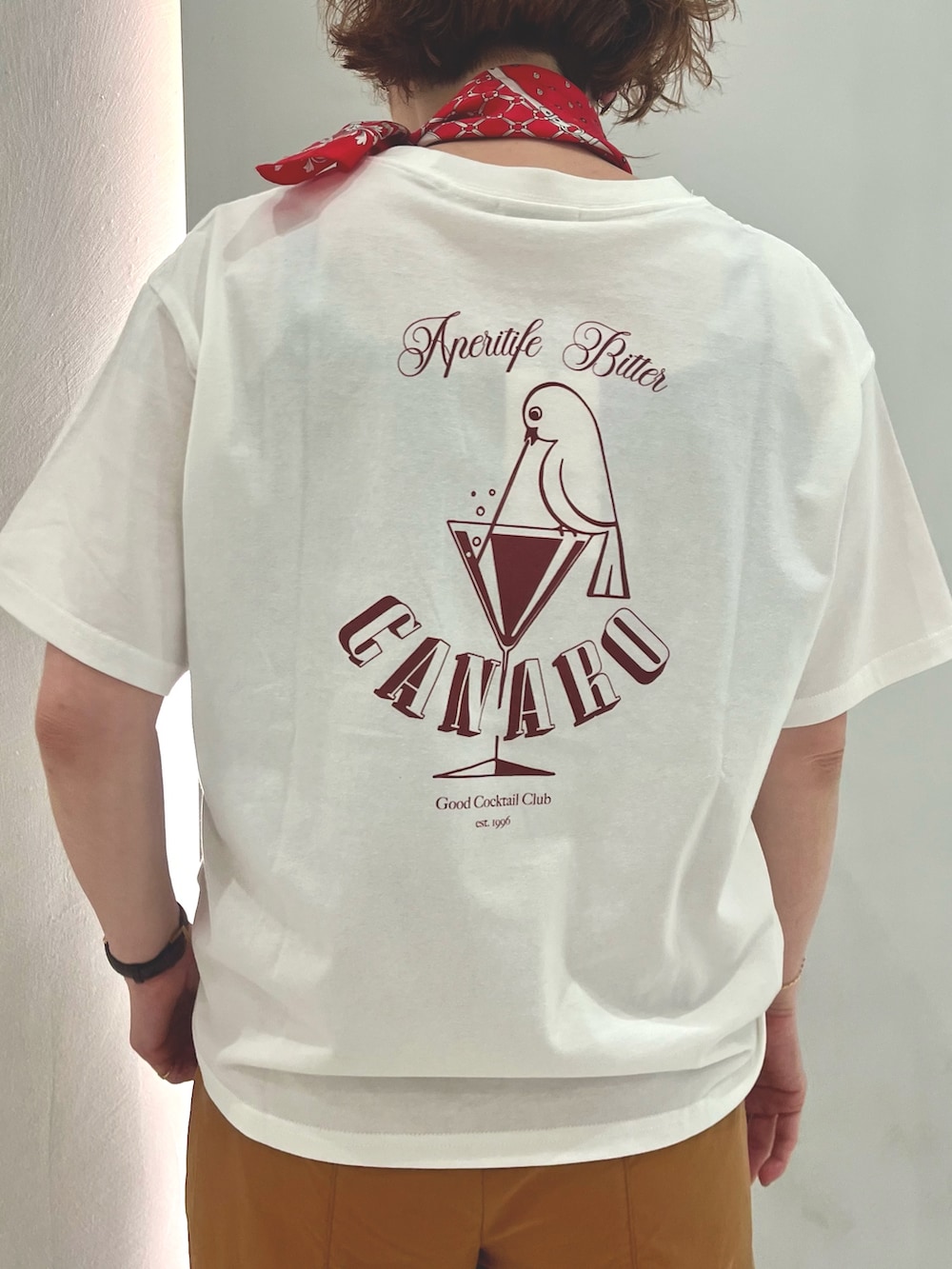 「白Tシャツ、オトナカジュアル、ロゴT、ブラウン、スカーフ、シンプルコーデ、ワイドパンツ、バックプリント、夏コーデ、ラフ」｜「NOMBRE IMPAIRの【予約】カクテルクラブPT　半袖TEE（Tシャツ/カットソー、ホワイト系）」を使った、kaji.さん（レディース・163cm）の春コーディネートの2枚目の写真