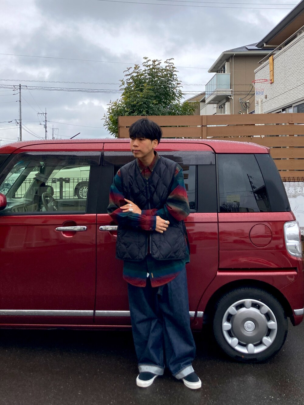 ブルー系のデニムパンツ、ブラック系のベスト、ブラック系のその他シューズを着用したメンズの冬コーディネートの2枚目の写真