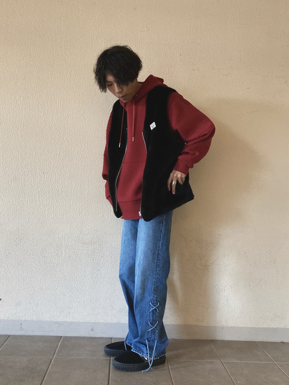 「ファー、VANS、パーカー、ベスト、レイヤードスタイル、ウエスタン、フレアデニム、ダンボールニット、CPCM、カキトウ真骨頂」｜「VAPORIZEのVAPORIZE / Lace Up Denim（デニムパンツ、ブルー系）」を使った、あんころもちさん（メンズ・176cm）の冬コーディネートの2枚目の写真