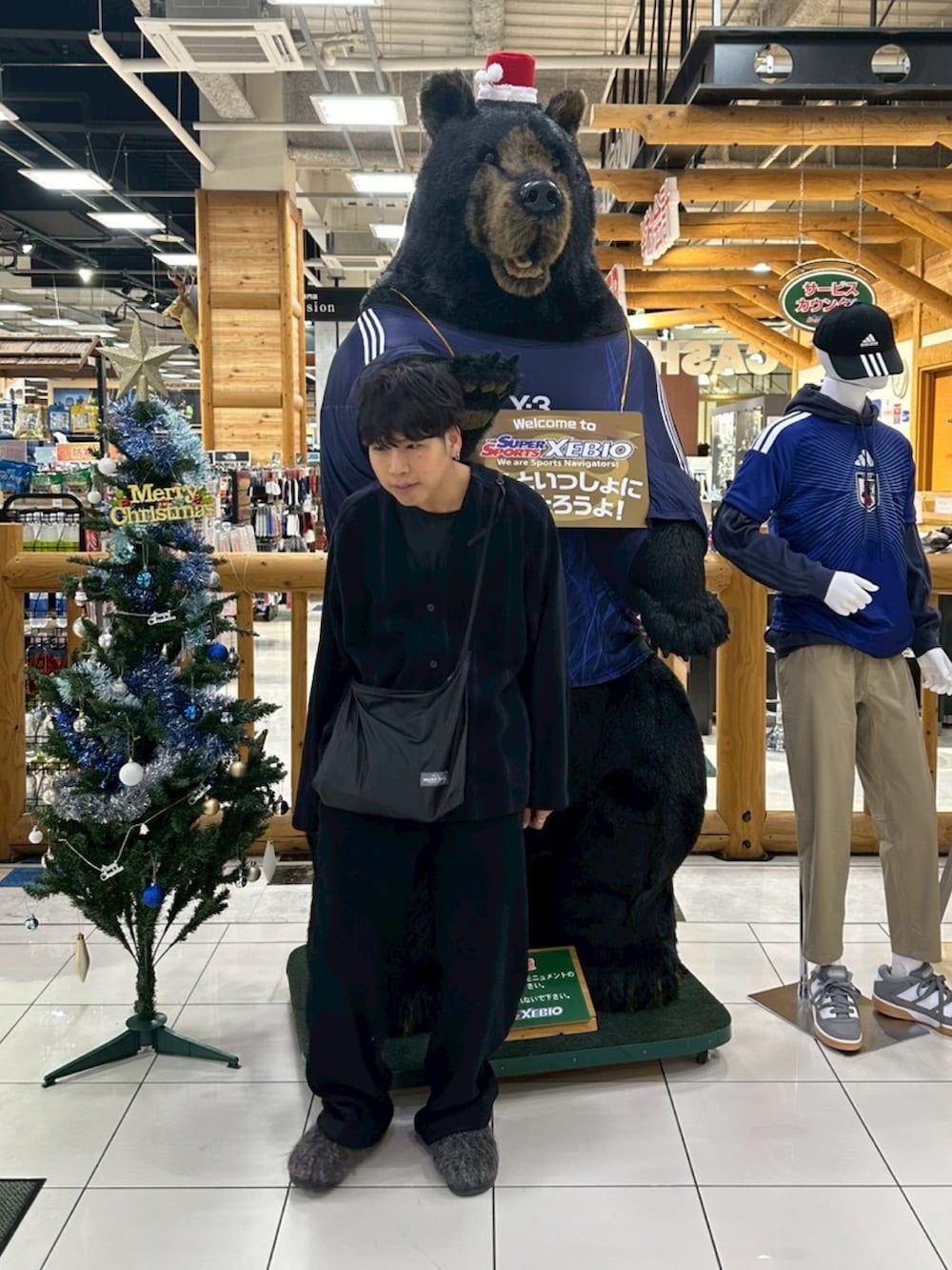 ブラウン系のサンダルを着用したメンズの冬コーディネートの2枚目の写真