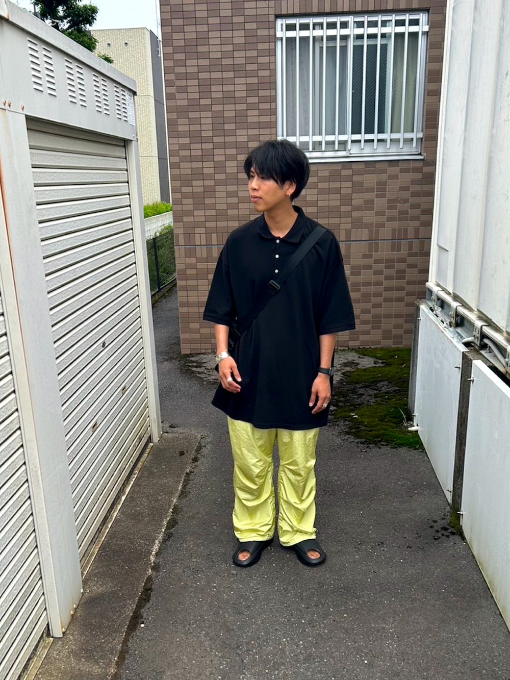 ブラック系のポロシャツを着用したメンズの夏コーディネートの2枚目の写真