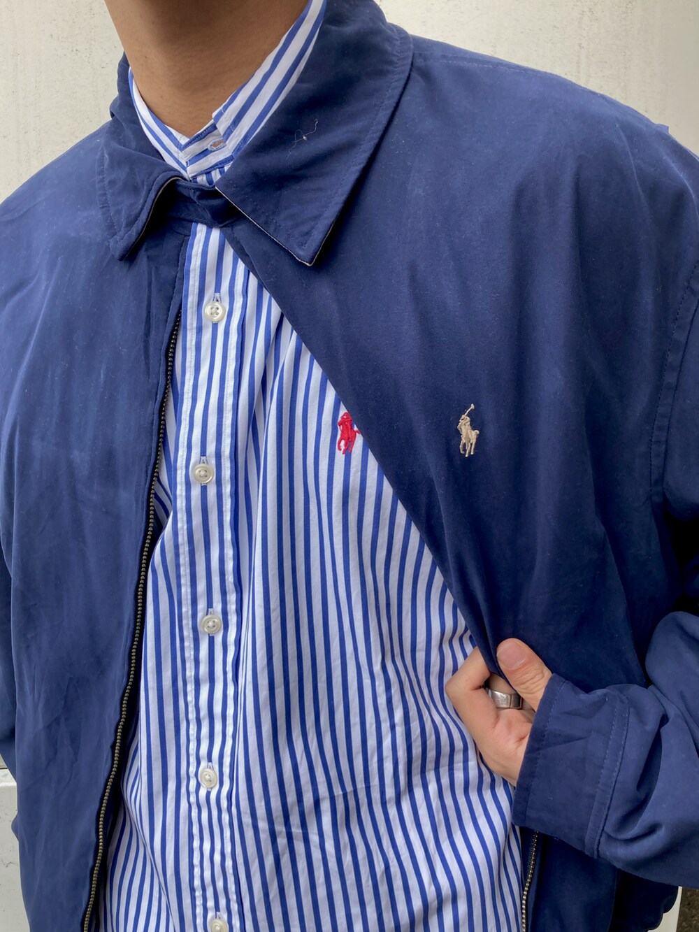 ホワイト系のシューズを着用したメンズの秋コーディネートの2枚目の写真