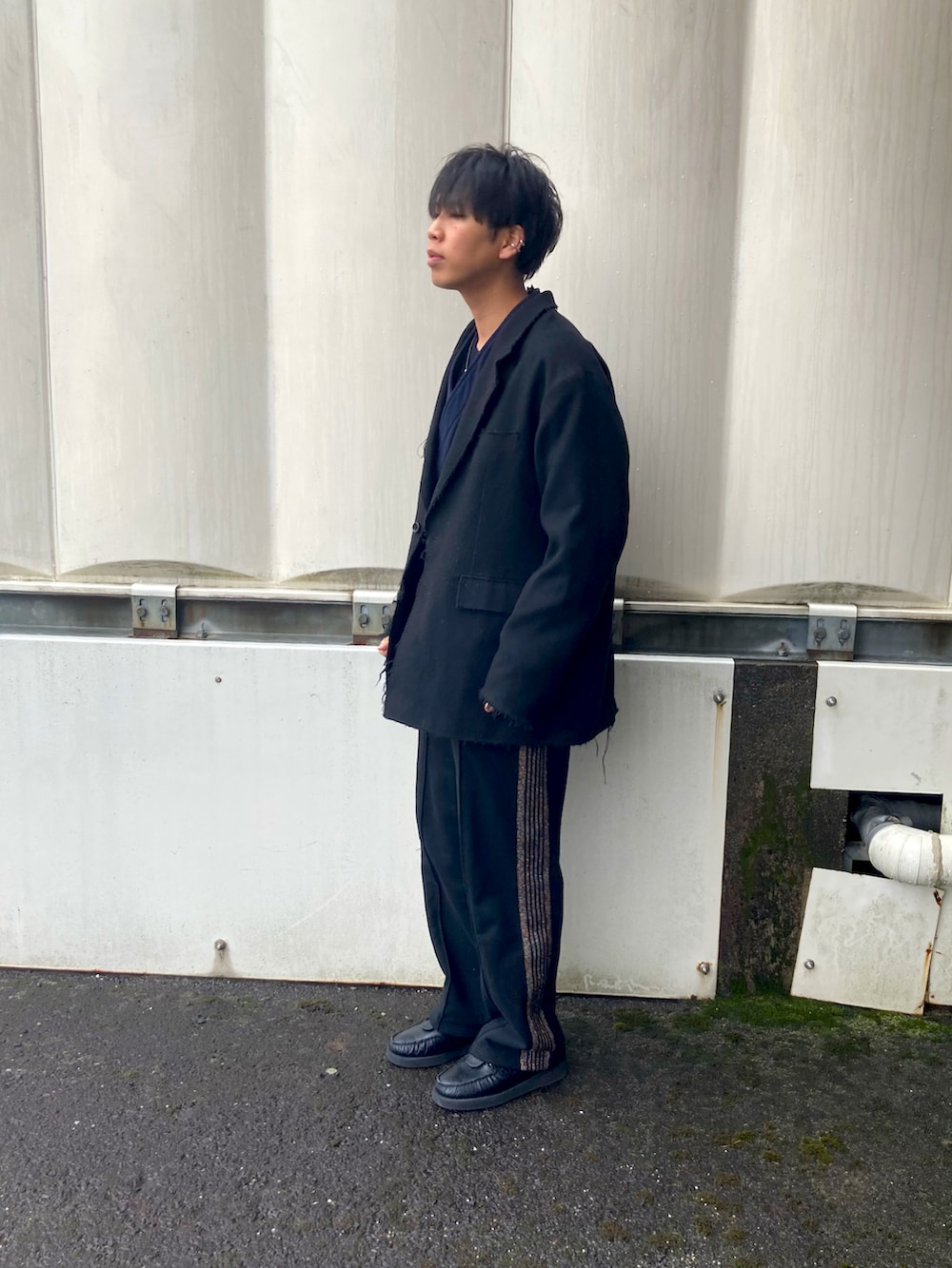 「レイヤードスタイル、ジャケットスタイル、テーラードジャケット、NEEDLES、トラックパンツ、作務衣、ENGINEERED GARMENTS、ラメ、タイダイ、カキトウサードステージ」｜「BEAMSのBEAMS / カットオフ ツイードジャケット（テーラードジャケット、ブラック系）」を使った、あんころもちさん（メンズ・176cm）の冬コーディネートの2枚目の写真