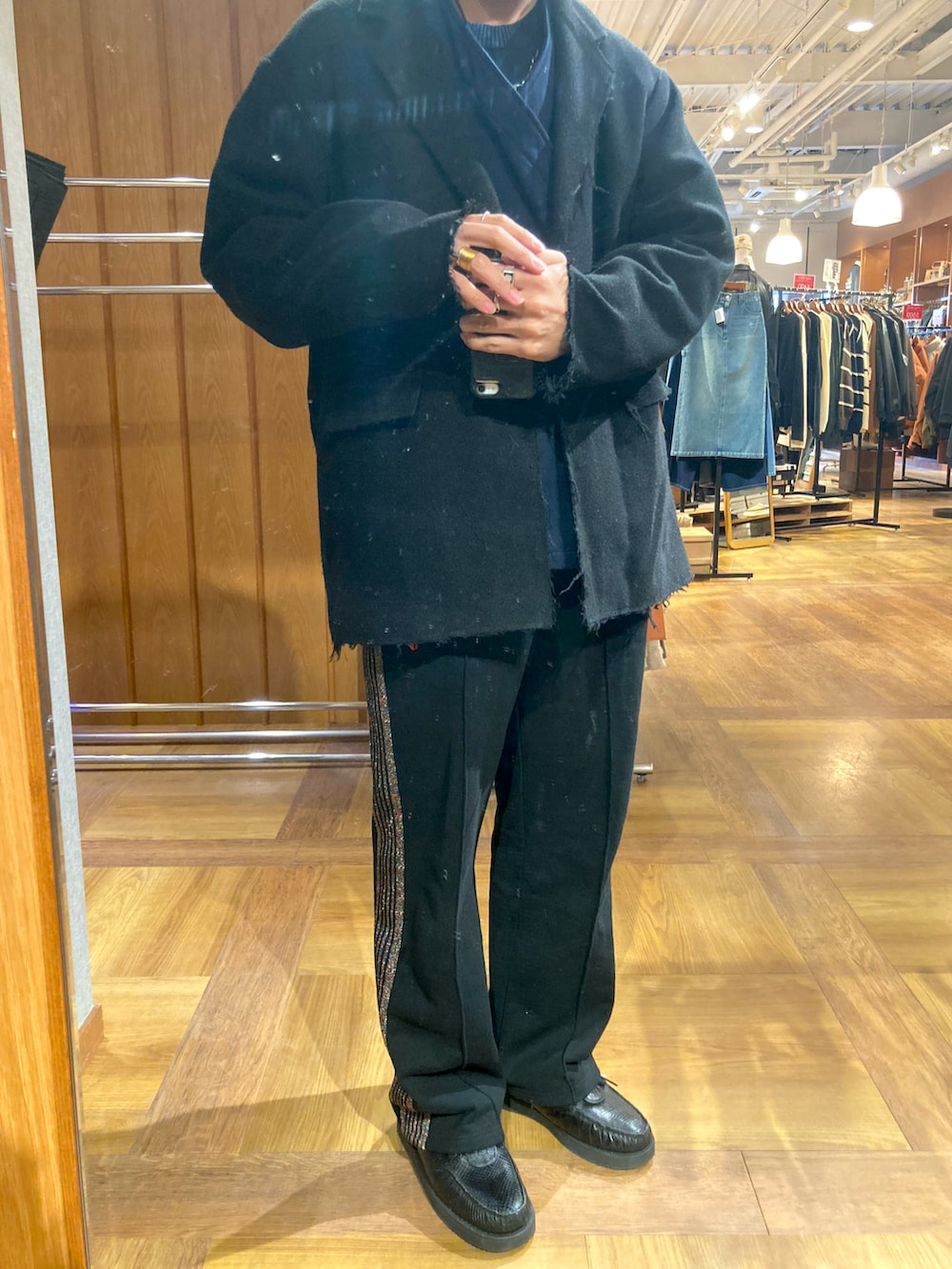 「レイヤードスタイル、ジャケットスタイル、テーラードジャケット、NEEDLES、トラックパンツ、作務衣、ENGINEERED GARMENTS、ラメ、タイダイ、カキトウサードステージ」｜「BEAMSのBEAMS / カットオフ ツイードジャケット（テーラードジャケット、ブラック系）」を使った、あんころもちさん（メンズ・176cm）の冬コーディネートの3枚目の写真