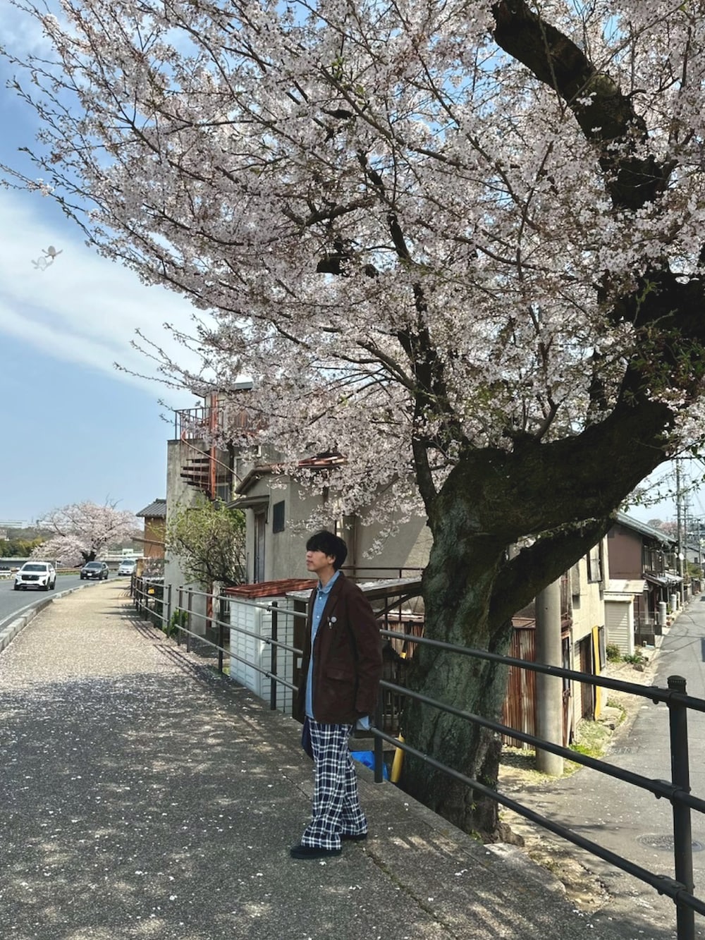 「休日スタイル、テーラードジャケット、デニムシャツ、春めき満開コーデ、花見、チェックパンツ、古着MIX、mont-bell、春服コーデ、カキトウサードステージ」｜「MANEBUの【MANEBU/マネブ】CIAOPANIC別注BITCH SUEDE MOCCASIN SLIPPER/ビットモカシン/ビットローファー/サンダル（サンダル、ブラック系）」を使った、あんころもちさん（メンズ・176cm）の春コーディネートの3枚目の写真