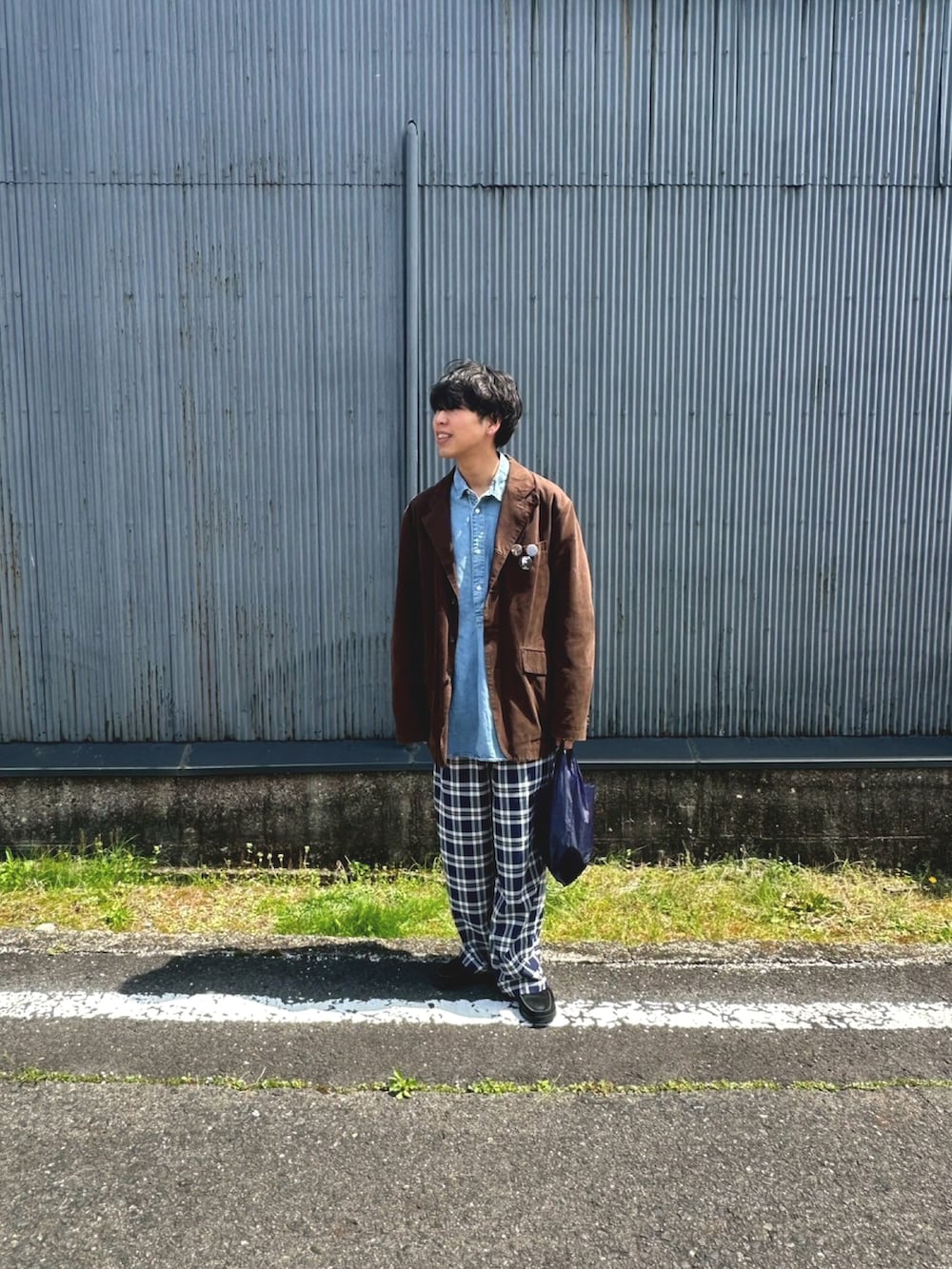 「休日スタイル、テーラードジャケット、デニムシャツ、春めき満開コーデ、花見、チェックパンツ、古着MIX、mont-bell、春服コーデ、カキトウサードステージ」｜「MANEBUの【MANEBU/マネブ】CIAOPANIC別注BITCH SUEDE MOCCASIN SLIPPER/ビットモカシン/ビットローファー/サンダル（サンダル、ブラック系）」を使った、あんころもちさん（メンズ・176cm）の春コーディネートの2枚目の写真